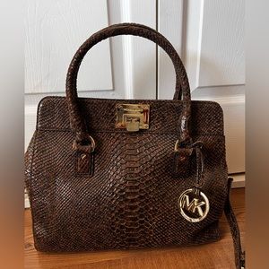 Large tote bag like new. No stains on it!